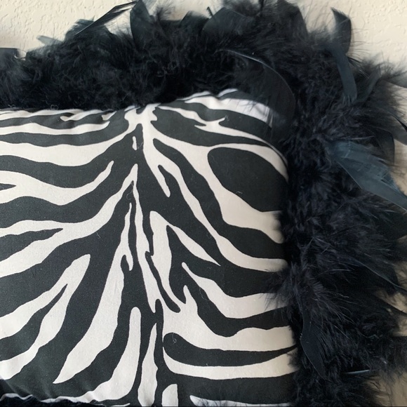 ❣️SOLD❣️NWOT Zebra Decor Pillow - Picture 2 of 5